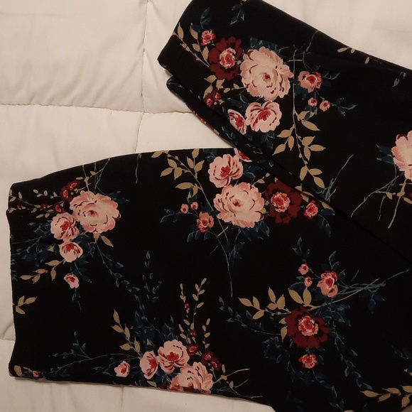 Torrid floral leggings. 370 - Picture 2 of 4